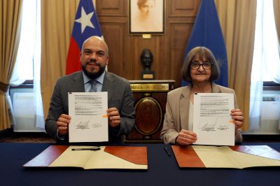 La firma de este convenio, suscrito por la Rectora Rosa Devés y el subsecretario Eduardo Vergara en representación de las respectivas instituciones que integran, se realizó este miércoles 30 de octubre en la Sala Amanda Labarca de la Casa Central. 